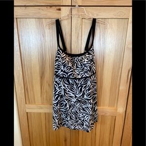 LONGITUDE EMPIRE SWIMSUIT W/skirt
Women's One Piece Swimsuit 16w